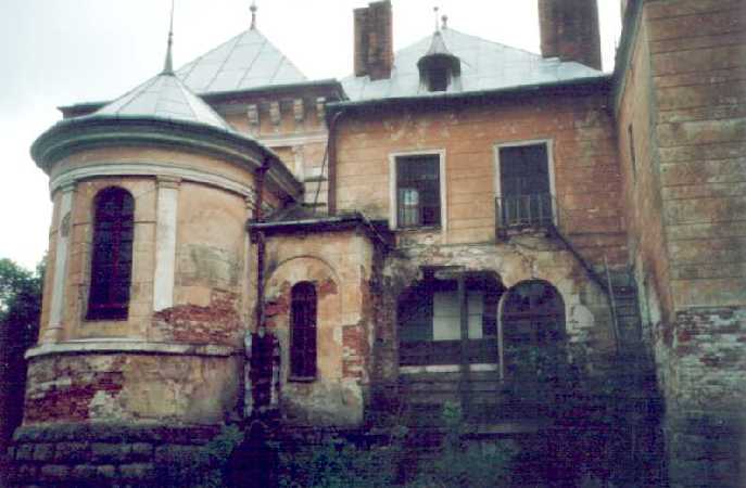 Zawalony taras po prawej str. od frontu